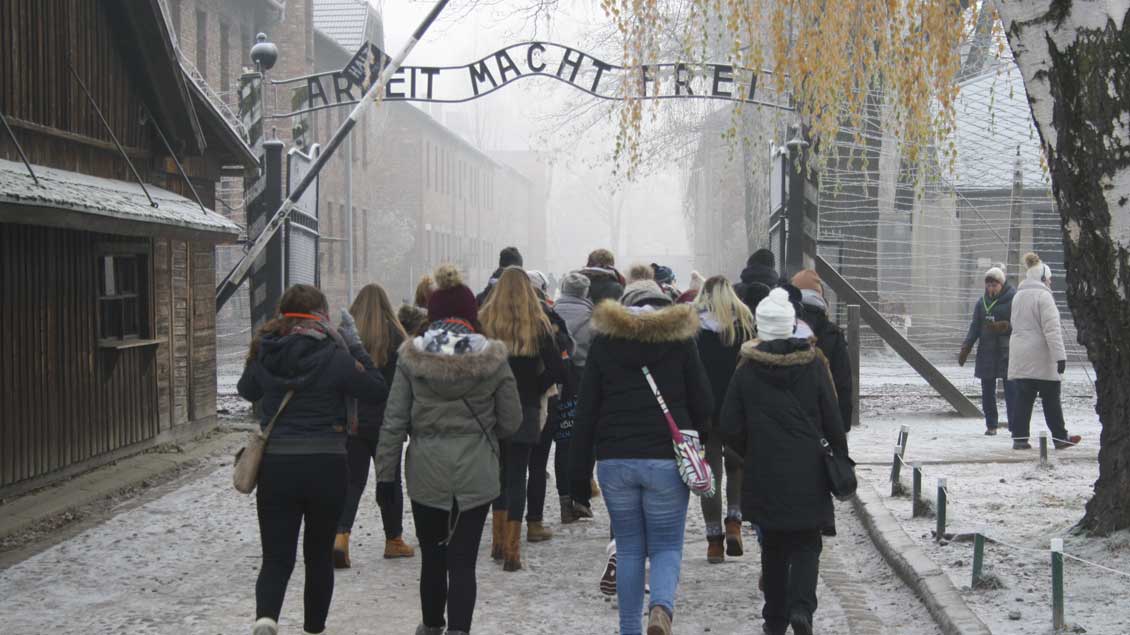 Schülerinnen der Xantener Marienschule im Konzentrationslager Auschwitz I.