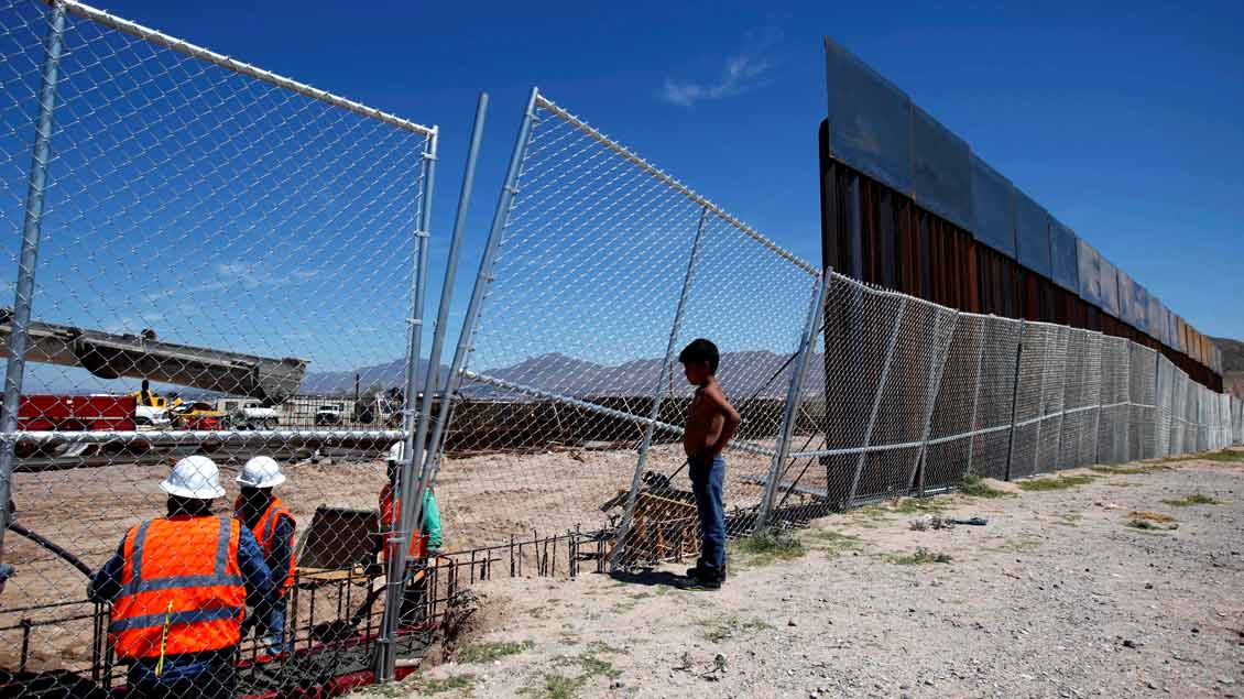 Ein Junge blickt von der mexikanischen Seite auf die Errichtung eines Grenzzauns zu den USA (Foto vom September 2016). US-Präsident Donald Trump hat nun angeordnet, eine massive Mauer zwischen beiden Ländern zu bauen.