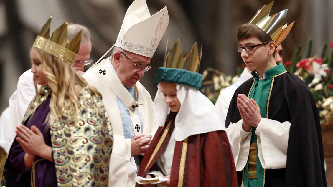 Papst Franziskus begegnete in der Neujahrsmesse 2017 im Petersdom auch einigen Sternsingern.