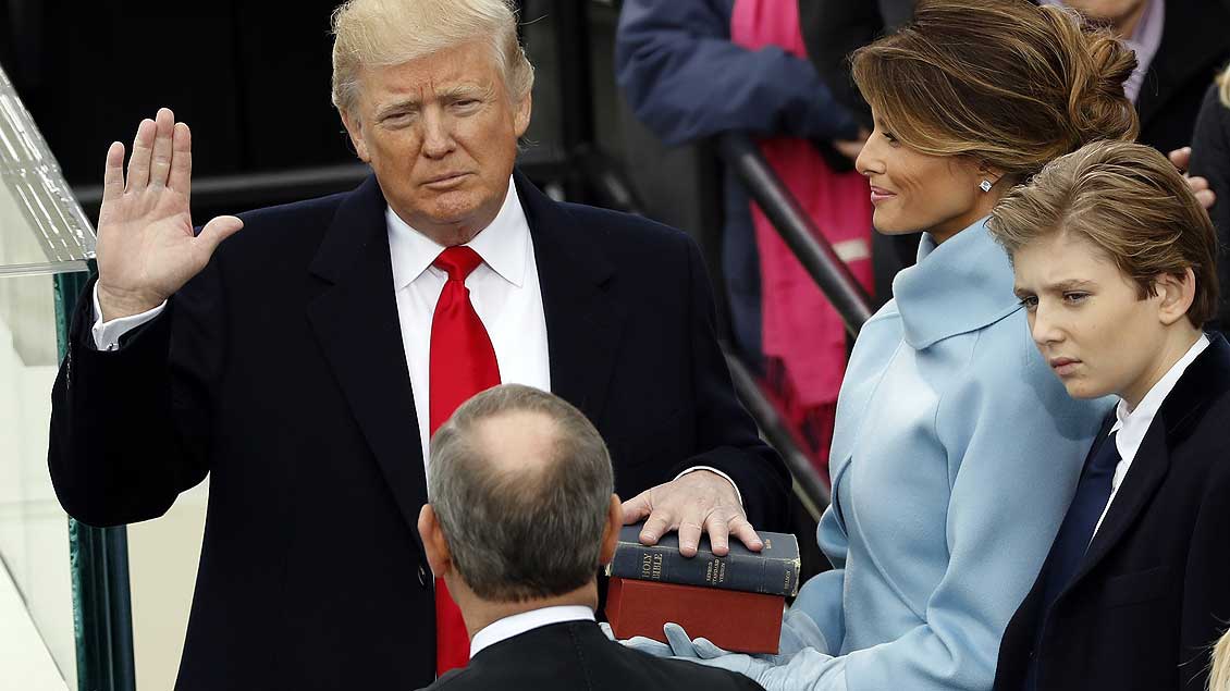 Donald Trumps linke Hand ruhte beim Amtseid auf zwei Bibeln.