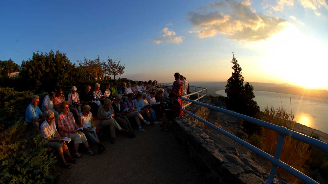 Mit Emmaus-Reisen beim Sonnenuntergang am See Genezareth in Israel.