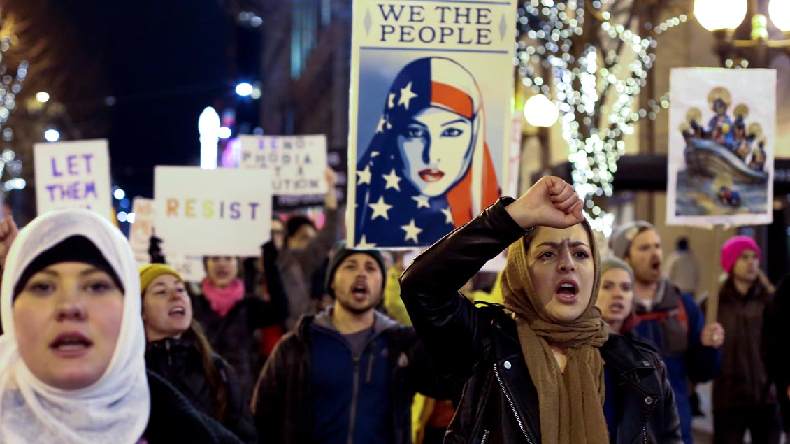 Demonstranten protestieren in Seattle gegen das Einreiseverbot von US-Präsident Donald Trump für Menschen aus sieben vorwiegend muslimischen Ländern in die USA.