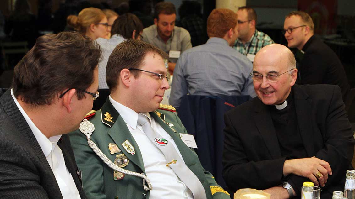 Im Gespräch: Bischof Felix Genn mit Vertretern von Jugendverbänden.