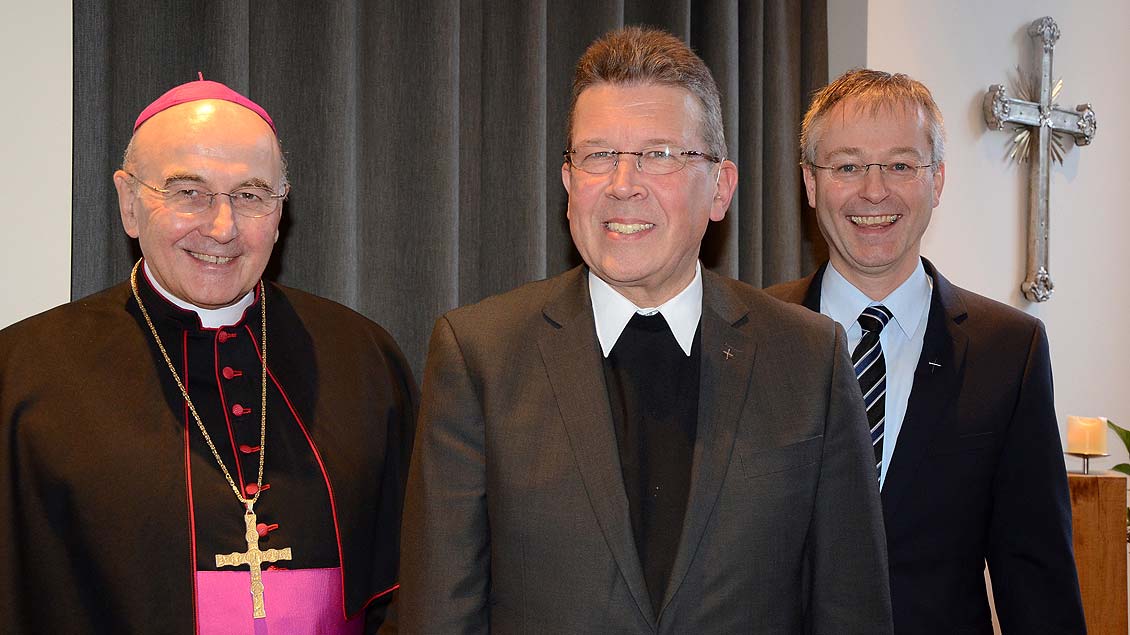 Beim Empfang zur Verabschiedung (von links): Bischof Felix Genn, Pater Manfred Kollig und Generalvikar Norbert Köster.