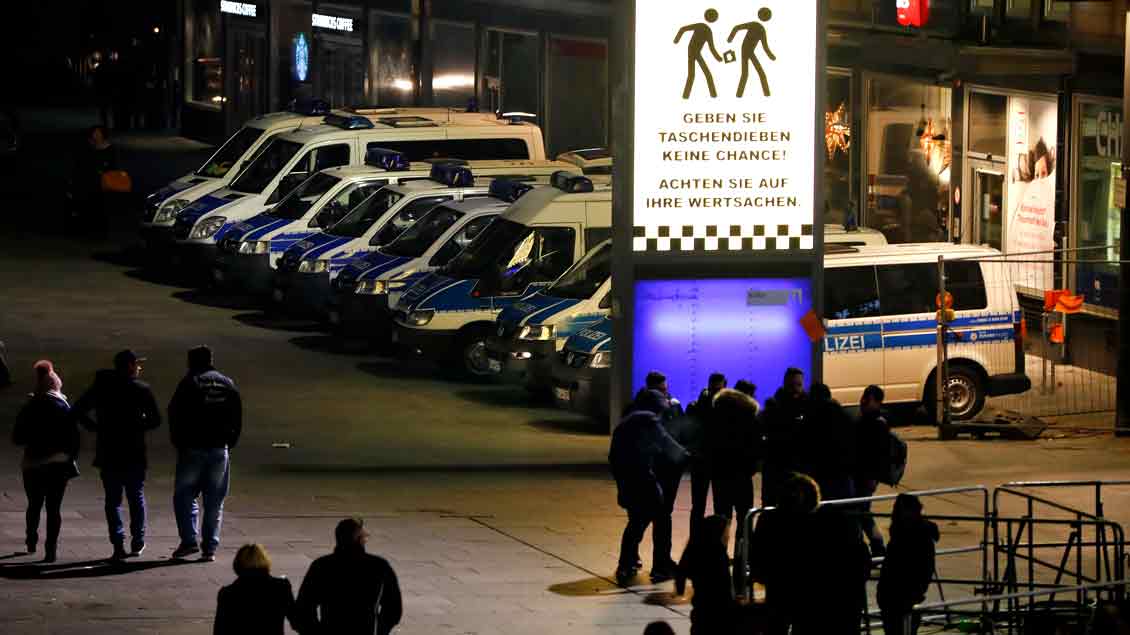 Silvesterabend 2016: Großes Polizeiaufgebot und Warnung vor Kriminalität am Kölner Hauptbahnhof.