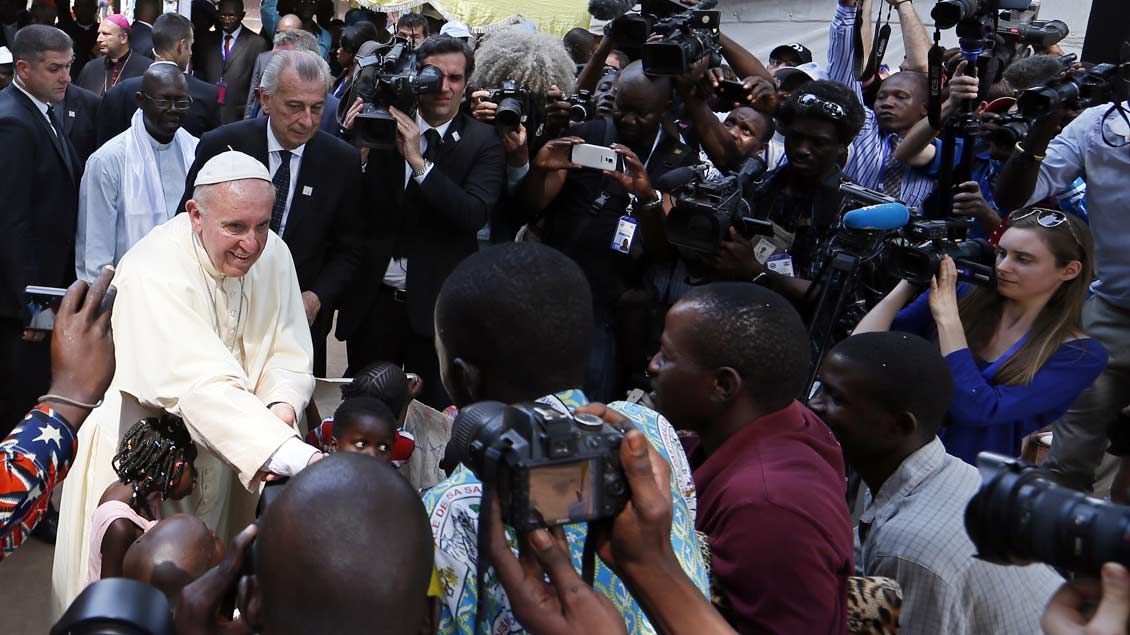 Papst Franziskus umringt von Kamerteams und Fotografen während eines Besuchs 2015 in einem Flüchtlingslager in der zentralafrikanischen Hauptstadt Bangui.