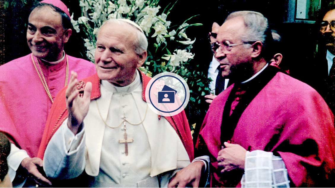 Wallfahrtsleiter Schulte Staade mit Papst Johannes Paul II. und Bischof Reinhard Lettmann.  | Foto: Archiv