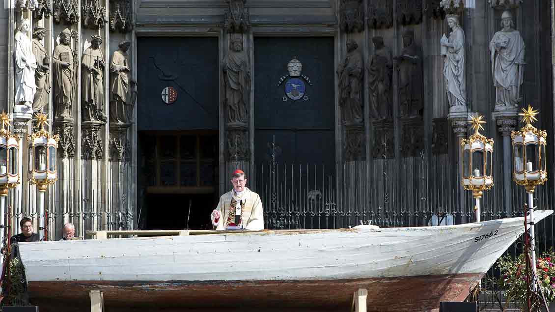Kardinal Rainer Maria Woelki feiert an Fronleichnam 2016 die heilige Messe an einem Flüchtlingsboot, das als Altar diente. Er erntete dafür viel Kritik, unter anderem von Rechtspopulisten.