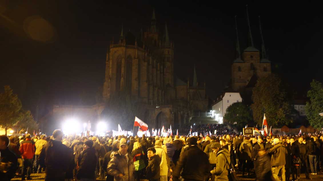 Anlässlich einer Demonstration der AfD in Erfurt im Oktober 2015 blieb die Beleuchtung der Kathedrale ausgeschaltet.