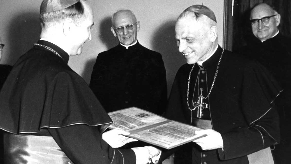 Münsters Bischof Michael Keller (rechts) erhält vom ersten Ruhrbischof Franz Hengsbach die Ernennungsurkunde zum Ehrendomherrn in Essen.