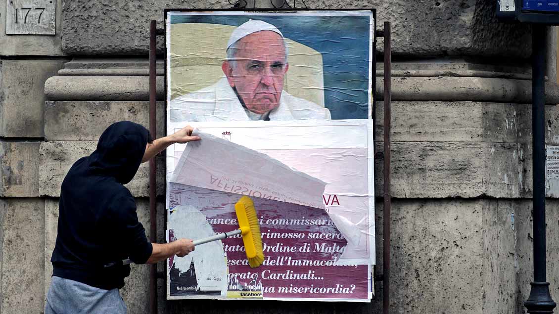 Mit der Aufschrift „Illegales Plakat“ wurden die über 200 Plakate überklebt, die in Rom gegen Papst Franziskus wetterten. 