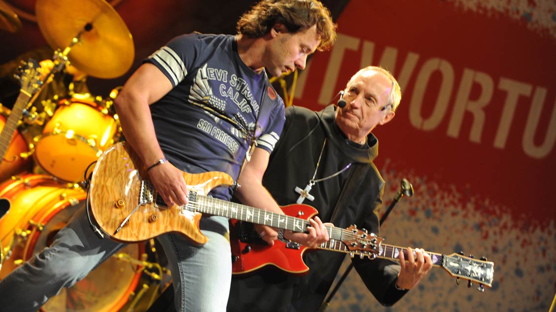 Rockmusik und Kirche gehen ganz gut zusammen, wie der frühere Benediktinerabt Notker Wolf (rechts) an der E-Gitarre zeigt.