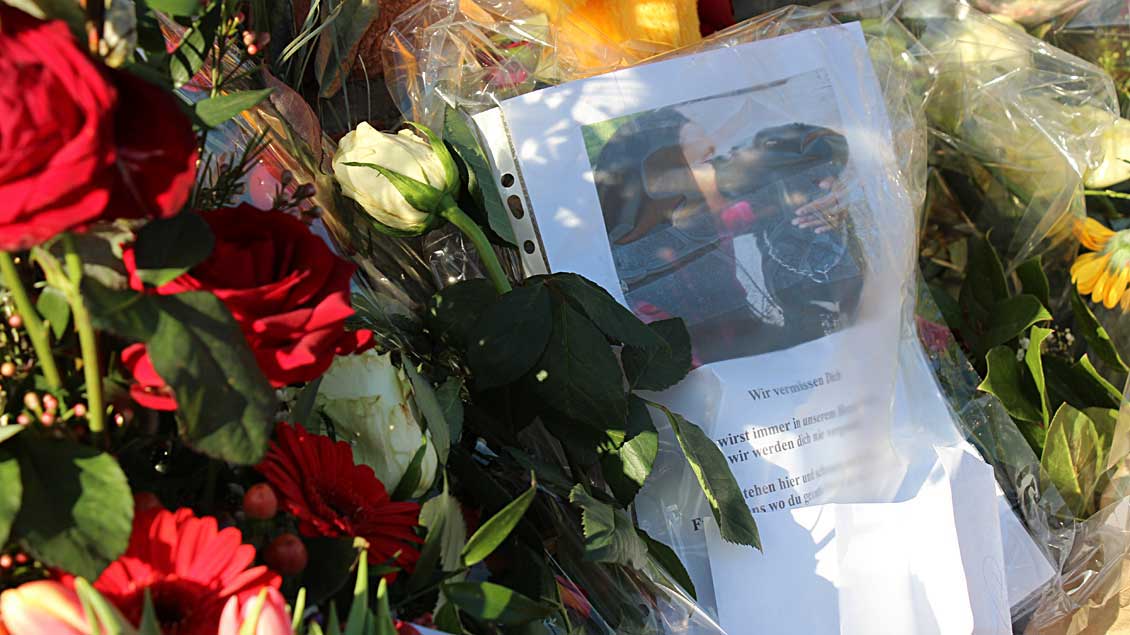 „Wir vermissen dich“: Mit vielen Kerzen und Blumen am Tatort zeigen die Menschen in Ahaus ihre Trauer um die getötete Flüchtlingshelferin Soopika P..