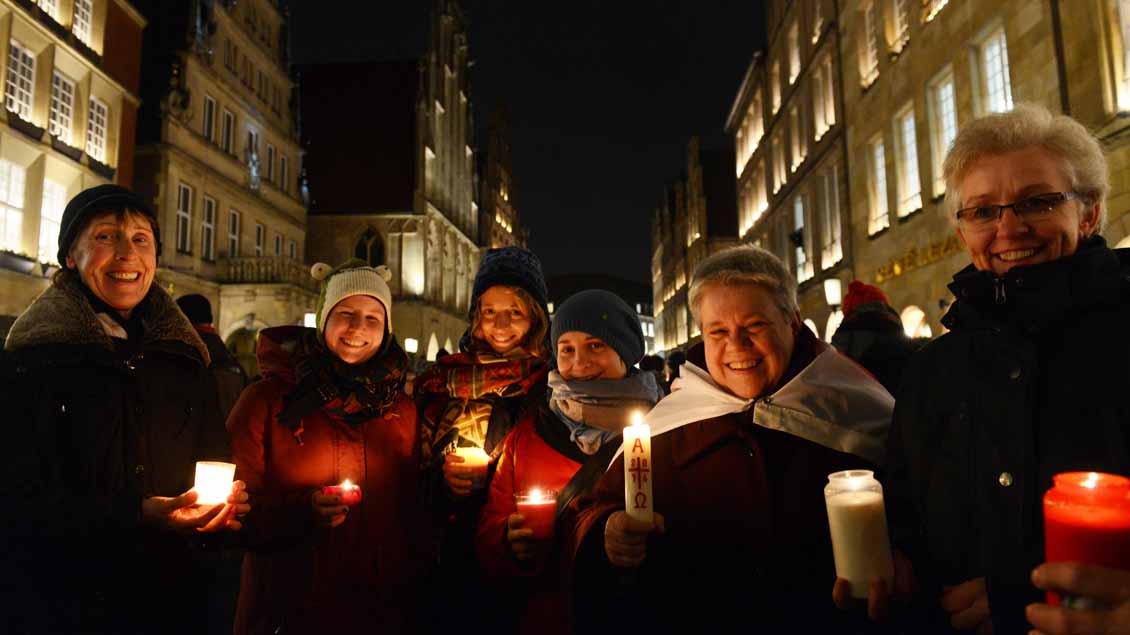 Kerzen als Zeichen für den Frieden in Münster – hier bei einer Protestveranstaltung gegen die islamfeindliche Pegida-Bewegung im Dezember 2014.