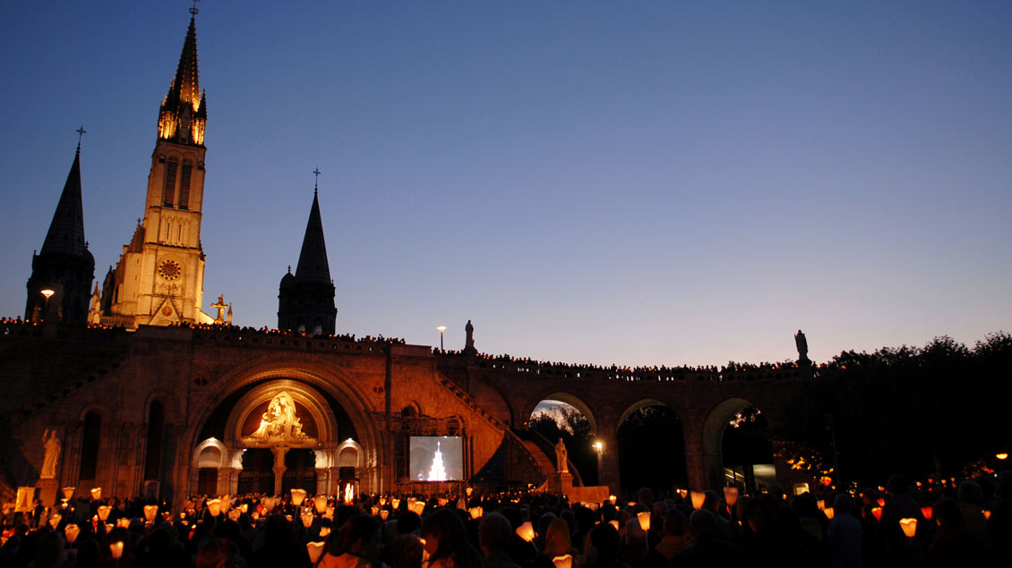 Für jeden ein besonderes Erlebnis: die Lichterprozession im französischen Wallfahrtsort Lourdes.