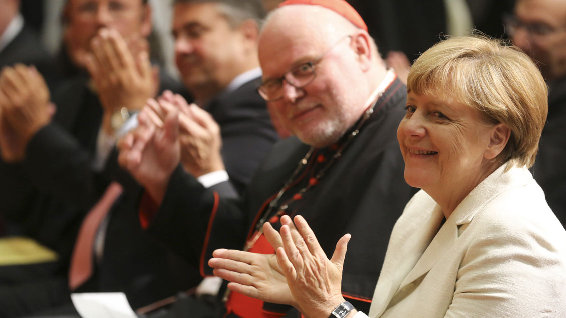 Kardinal Reinhard Marx mit Bundskanzlerin Angela Merkel (CDU, hier ein Archivbild). Der Vorsitzende der Deutschen Bischofskonferenz warnte bei der Preisverleihung des Eugen-Bolz-Preises in Stuttgart: Der „Rückzug auf das Nationale ist keine christliche