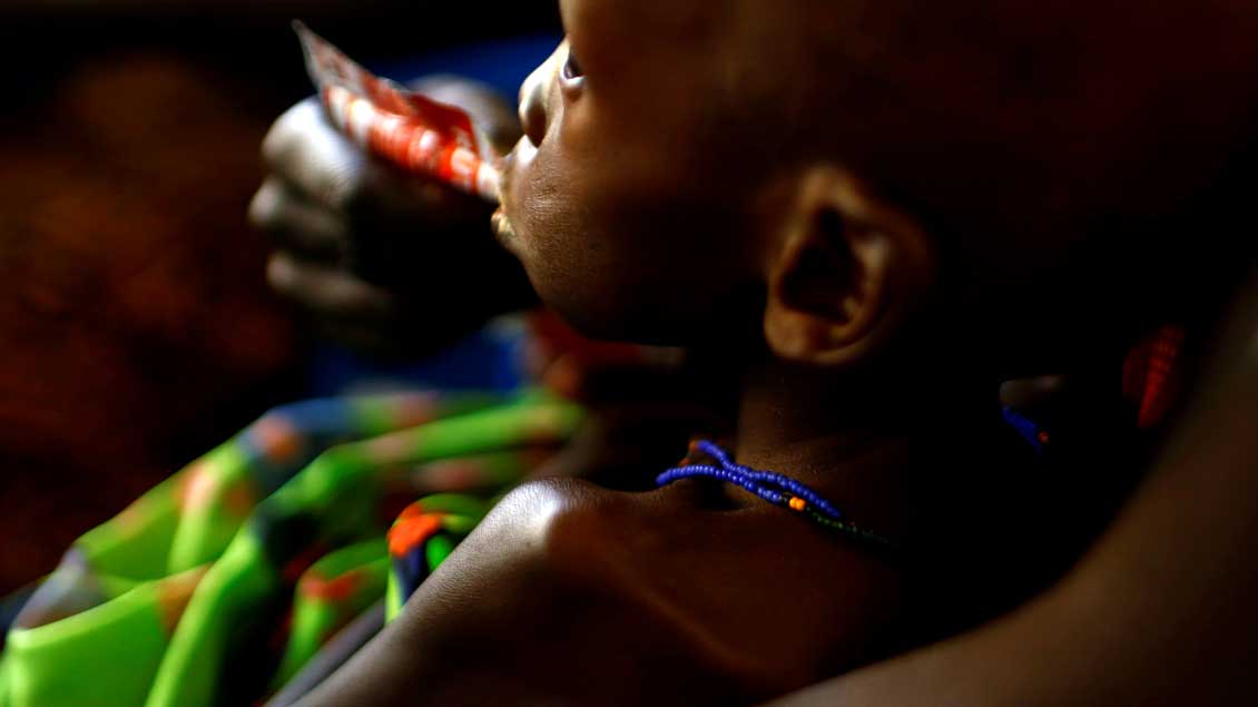 In einem von Unicef unterstützten Krankenhaus in der südsudanesischen Hauptstadt Juba gibt eine Mutter gibt ihrem Kind eine Paste zur Behandlung von akuter Unterernährung.