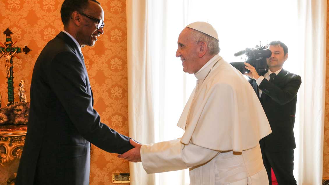 Ruandas Präsident Paul Kagame trifft Papst Franziskus.