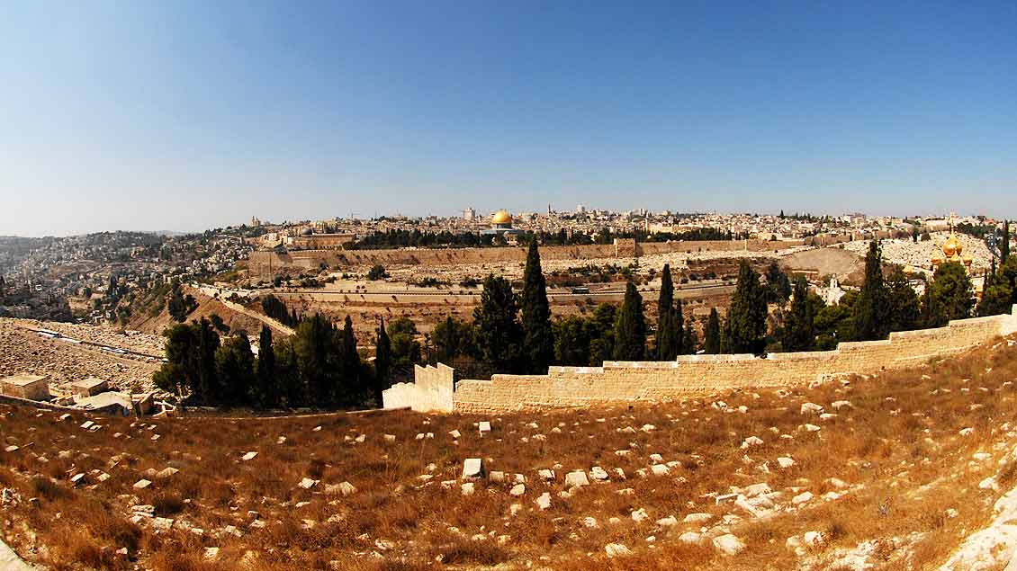Blick aus der Ferne über das Kidrontal auf Jerusalem – und Golgotha.