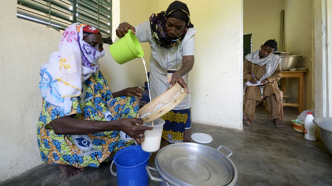 Seit einem Jahr müssen die Frauen nicht mehr kilometerweite Wege auf sich nehmen und können ihre Milch im Dorf verarbeiten lassen.