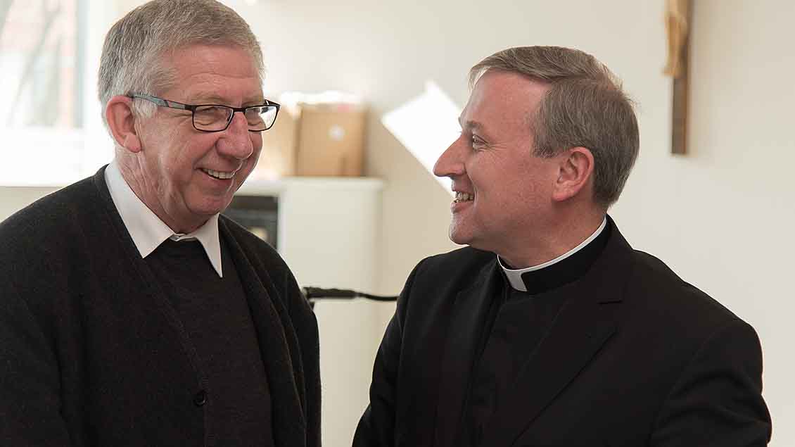 Weihbischof Wilfried Theising gratuliert Pfarrer Günter Mleziva auf dem Landesdelegiertentag der Katholische Arbeitnehmerbewegung in Lohne.