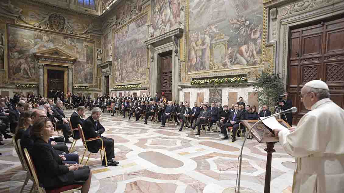 In der Sala Regia im Apostolischen Palast hielt der Papst seine vierte große Europa-Rede vor den Vertretern der EU. Nicht anwesend war Großbritannien. 