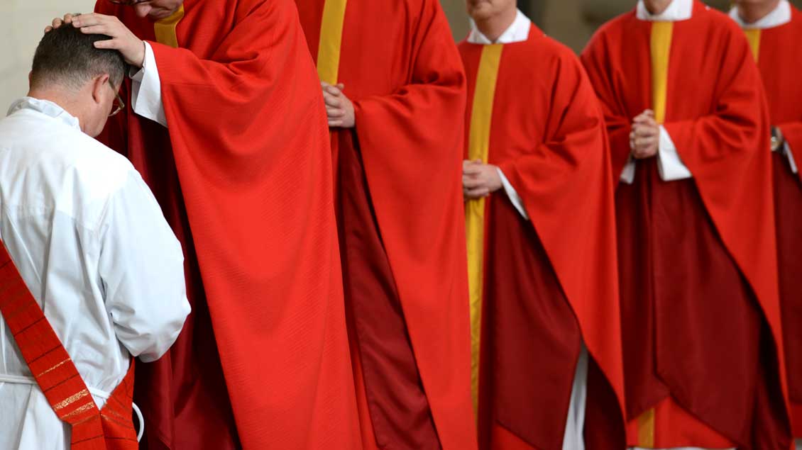 Weihe eines Diakons zum Priester durch Handauflegung - in der römisch-katholischen Kirche ist damit der Zölibat verbunden.
