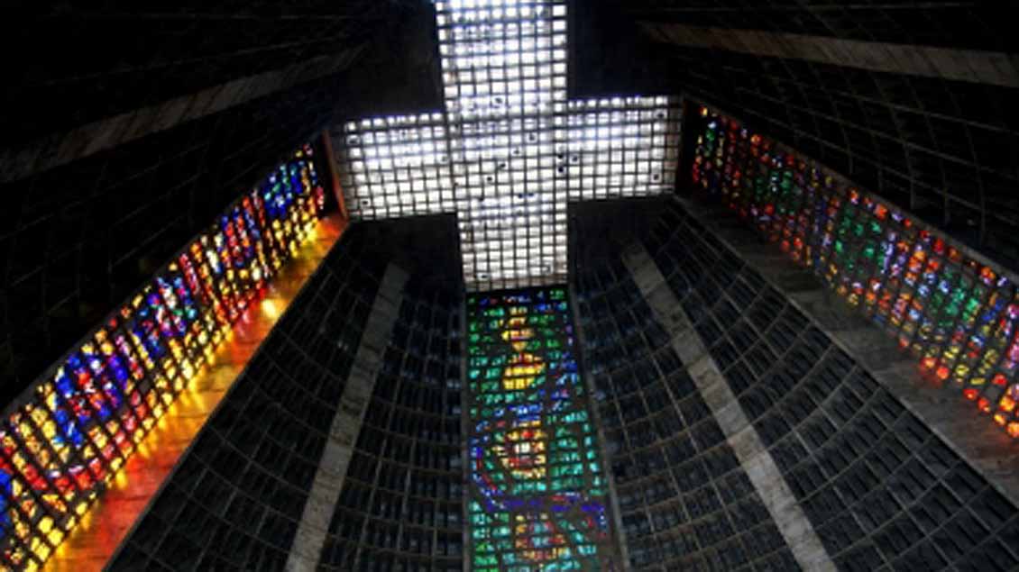 Das Bild zeigt das Innenfenster der katholischen Catedral Metropolitana in Brasiliens Hauptstadt Rio de Janiero. 