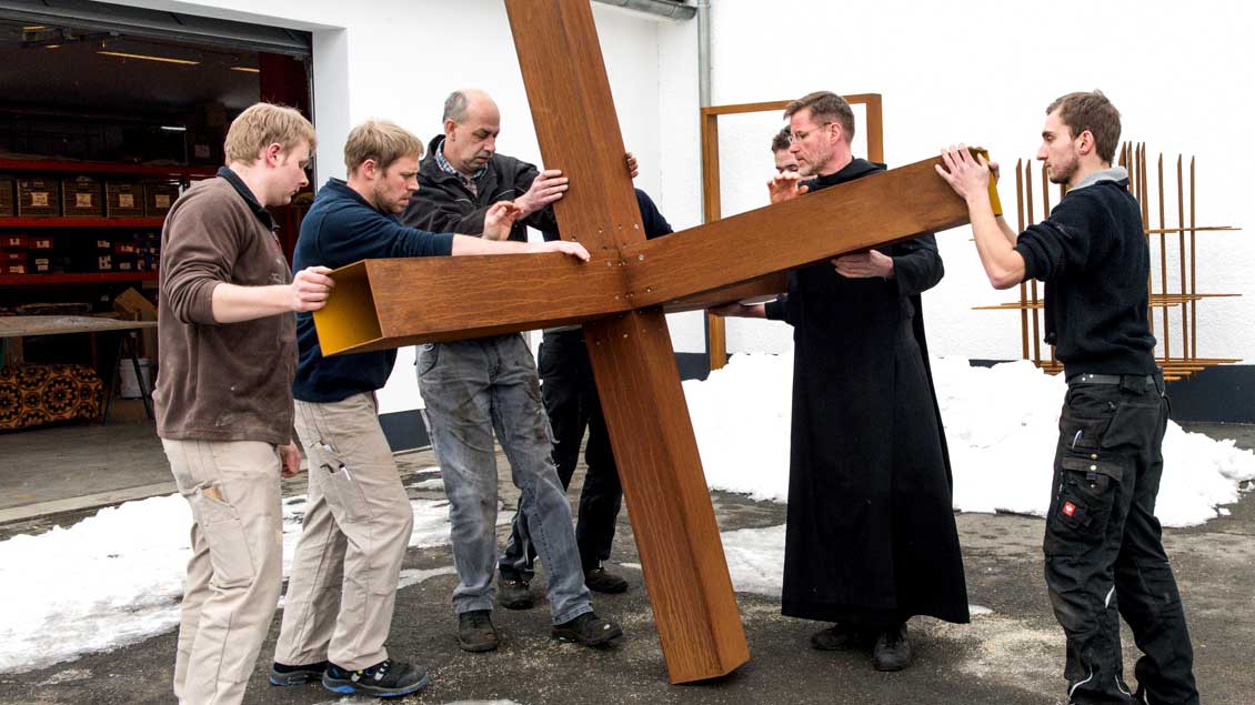 Mehrere Mitarbeiter der Kunstschmiede der Abtei Königsmünster montieren Ende Januar mit Pater Abraham Fischer (2. von rechts) das Kunstwerk "Christuskreuz 2017".