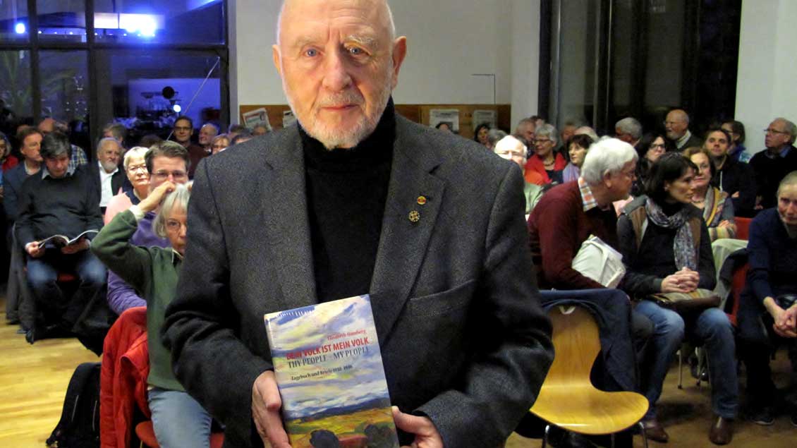 Der Regisseur und Autor Hannes Demming hat in Münsters Stadtbibliothek aus dem Buch „Dein Volk ist mein Volk“ (Aschendorff Verlag) von Elisabeth Hömberg gelesen.