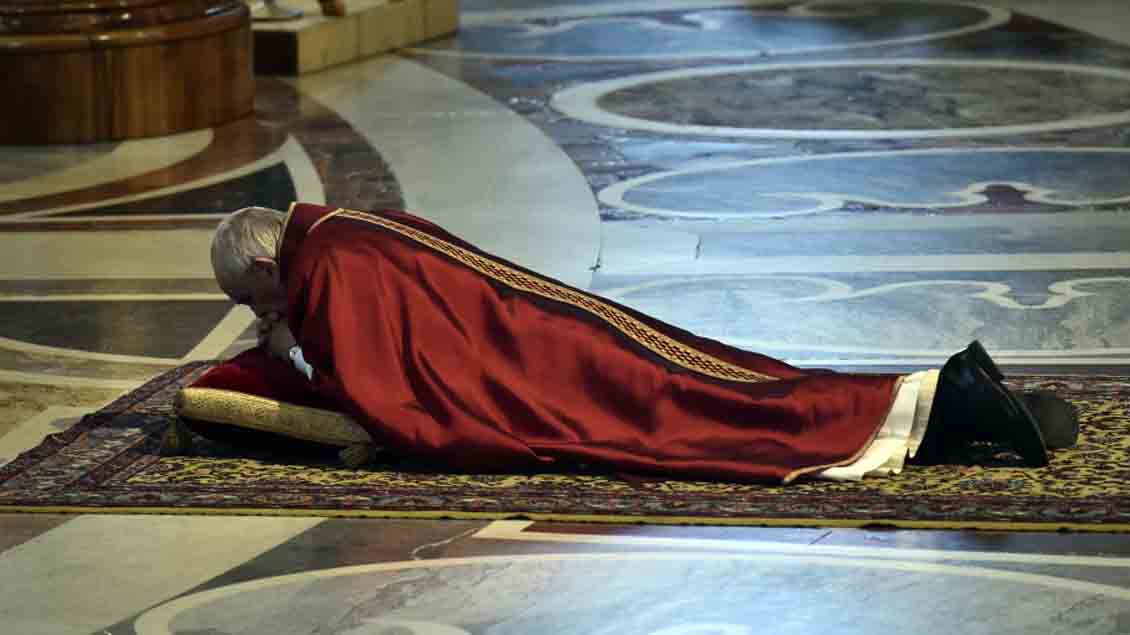 Papst Franziskus betete zu Beginn der Liturgie am Karfreitag minutenlangen auf dem Fußboden vor dem Hauptaltar im Petersdom in Rom.