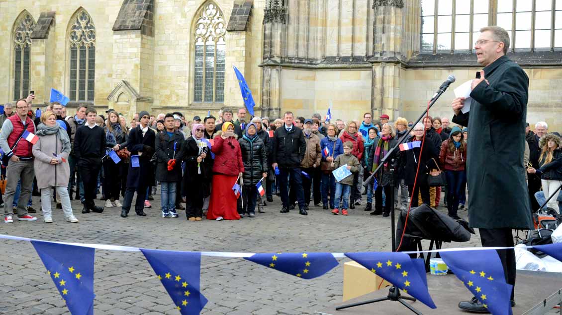 Weihbischof Stefan Zekorn (rechts) während einer Kundgebung von „Pulse of Europe“ am Sonntag auf dem Domplatz in Münster.