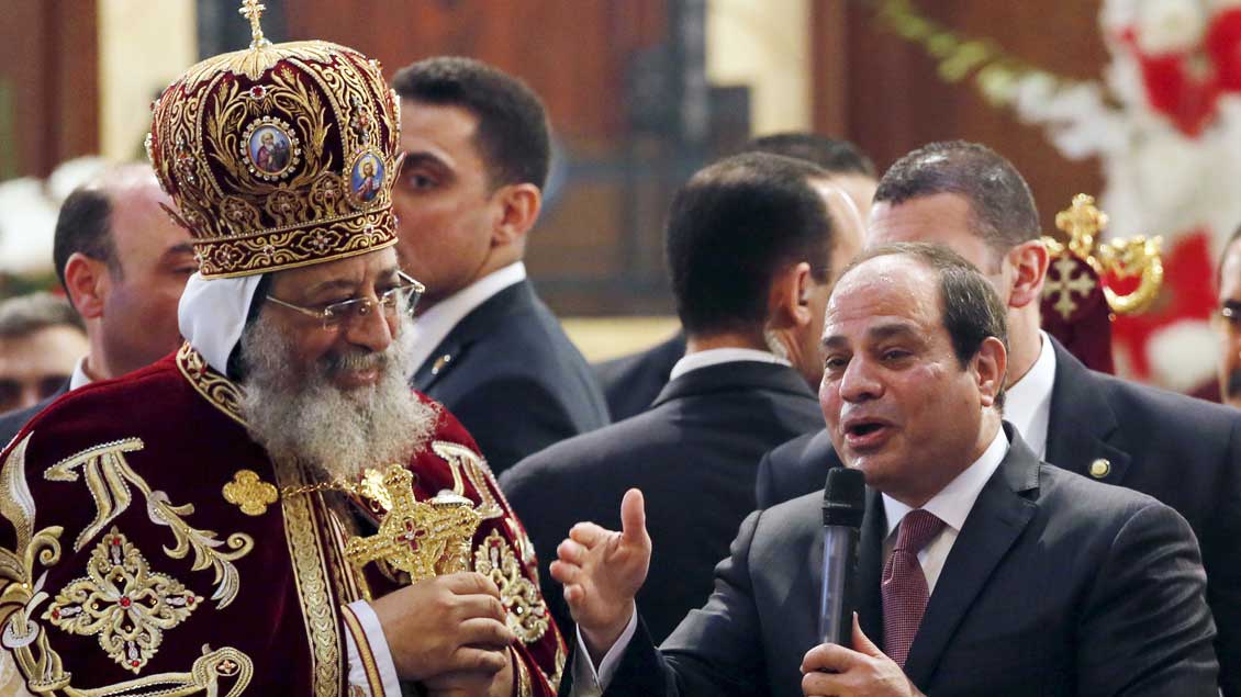 Der koptische Papst Tawadros II. und der ägyptische Präsident Abdel Fattah al-Sisi bei einem koptischen Gottesdienst am 6. Januar 2016.