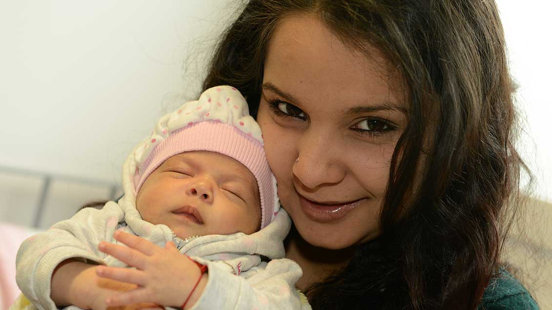 Eine Migrantin mit ihrem Baby.