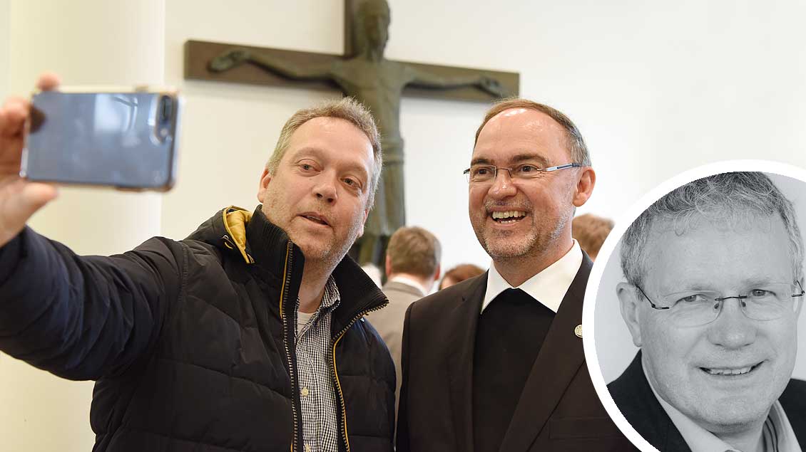 Willkommen am Niederrhein: Gratulant aus Wesel beim Selfie mit seinem neuen Weihbischof Rolf Lohmann (rechts).