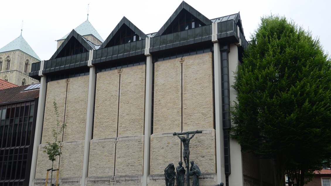 Außenansicht der Domkammer am Horsteberg in Münster. Im Hintergrund die zwei Türme des Paulusdoms.