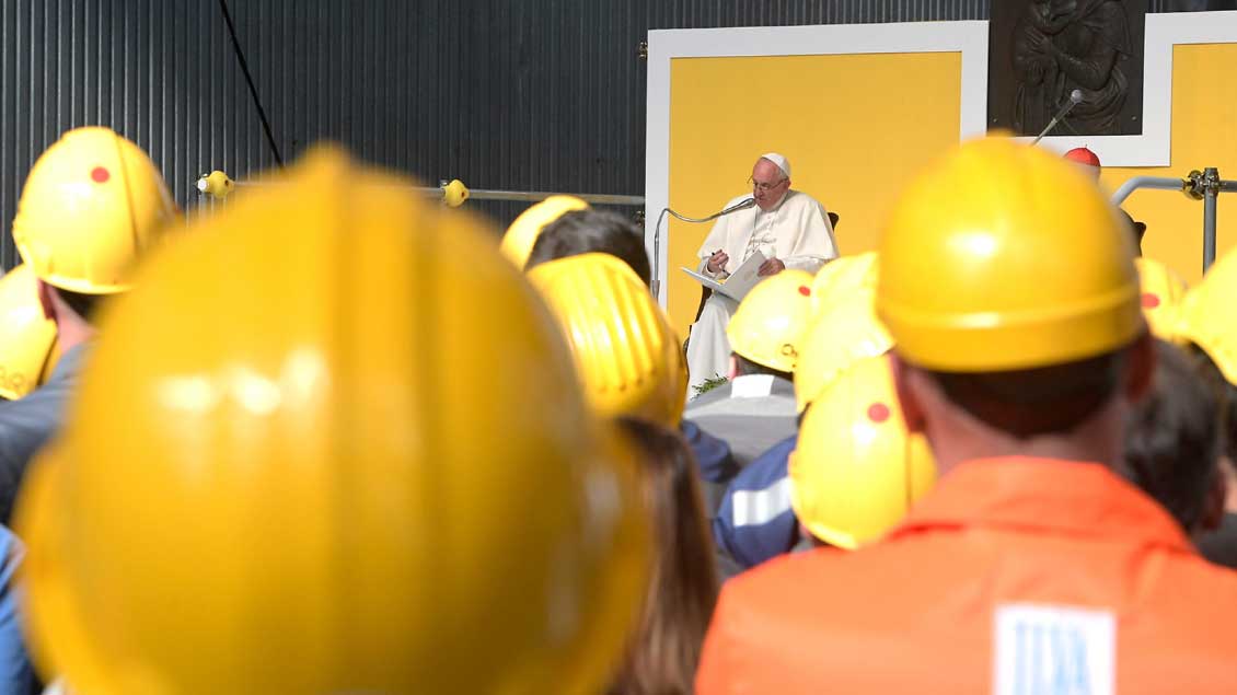 Papst Franziskus beim Besuch eines Stahlwerks in Genua.