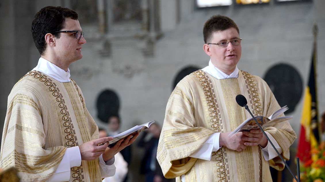 Lukas Hermes (links) und Matthias Rump bei ihrer Diakonenweihe im April 2016.