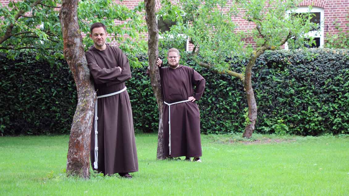 Bruder Thomas Schied (links) und Bruder Christian Albert im Garten der Kapuzinerklosters in Münster.