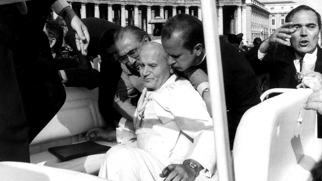 Attentat auf Papst Johannes Paul II. durch den türkischen Terroristen Mehmet Ali Agca auf dem Petersplatz im Vatikan am 13. Mai 1981 - am Jahrestag der Erscheinungen der Gottesmutter in Fatima.