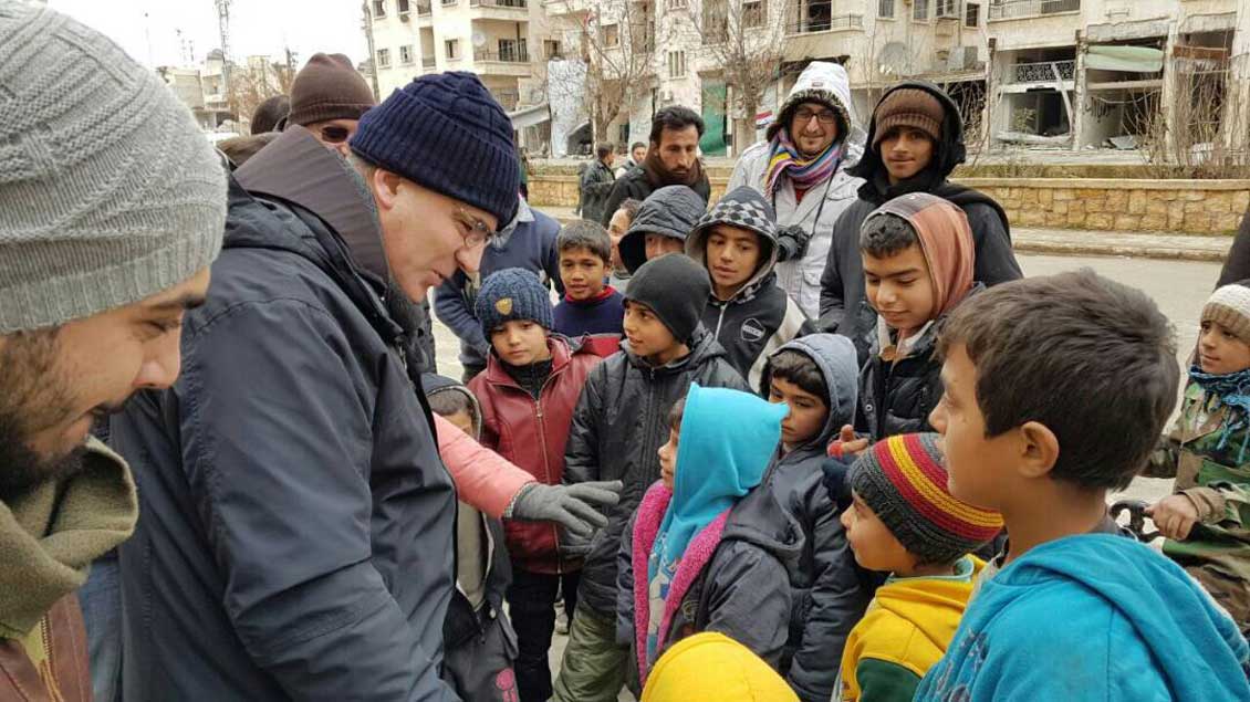 Pater Firas Lutfi mit Kindern in Aleppo.