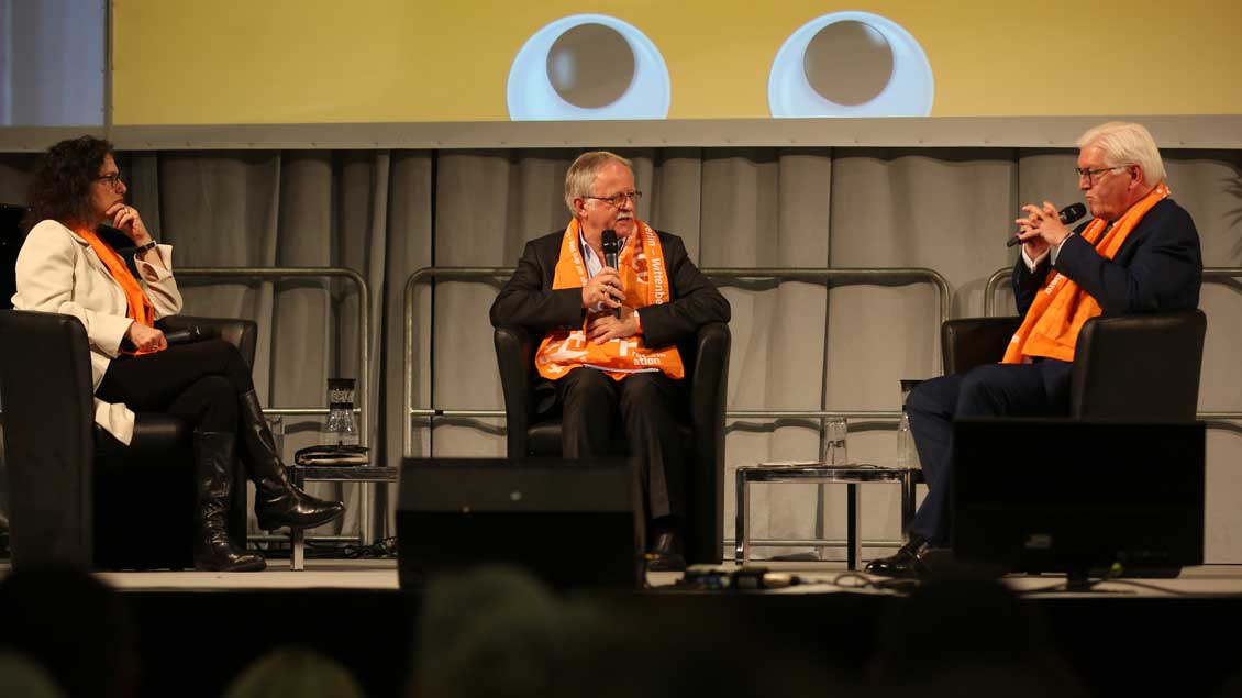 Von links: Susan Neiman, Direktorin des Einstein Forums Potsdam; Hans Leyendecker, Journalist und Bundespräsident Frank-Walter Steinmeier.