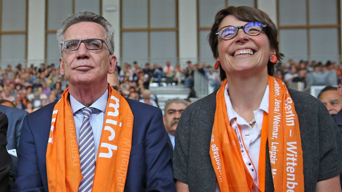 Bundesinnenminister Thomas de Maiziere (CDU) und Kirchentagspräsidentin Christina Aus der Au.