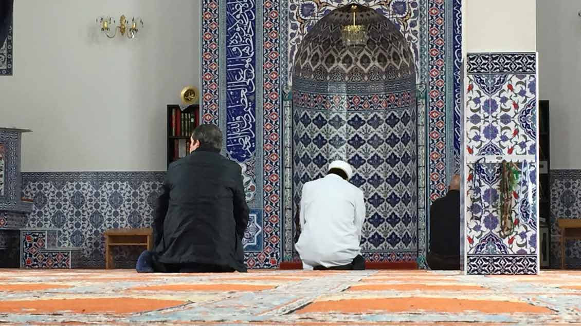 Zwei Muslime beten in einer Moschee in Münster.