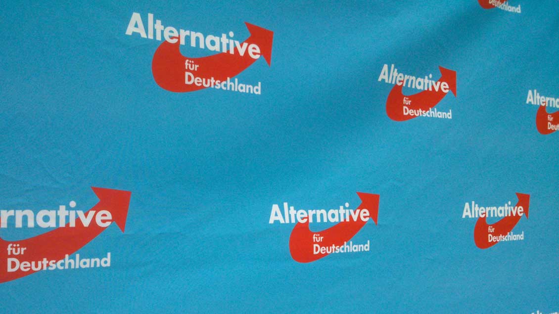 Das AfD-Logo auf einer Plakatwand.