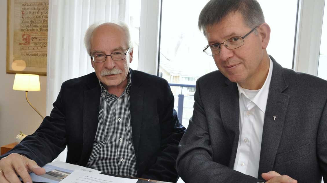Mick Michels (links) und Propst Johannes Mecking.