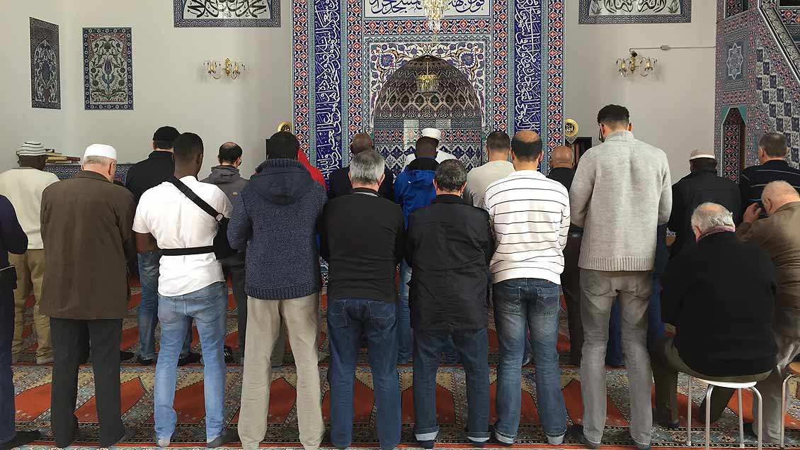 Männer feiern das Mittagsgebet in Münsteraner Moschee.