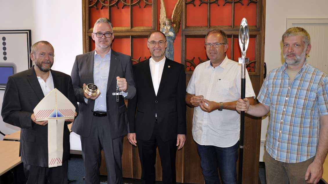 Weihbischof Rolf Lohmann (Mitte) ist beeindruckt von den Arbeiten von Thomas Schmitt, Herbert Cürvers, Georg Seegers und Norbert van Ooyen frieden (von links).