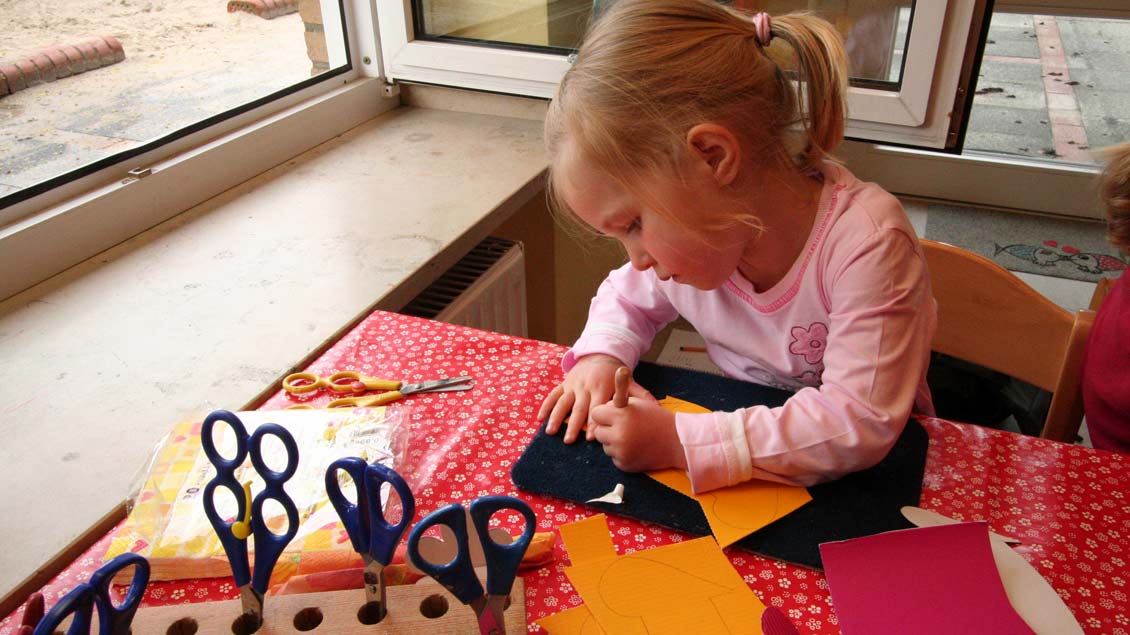 Spielen mit unterschiedlichen Materialien fördert die Kreativität der Kinder.
