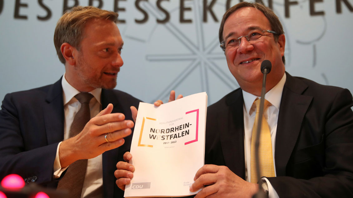 Parteichef Christian Lindner (FDP, links) und der designierte Ministerpräsident Armin Laschet (CDU) stellten am Freitag den Koalitionsvertrag für NRW vor.